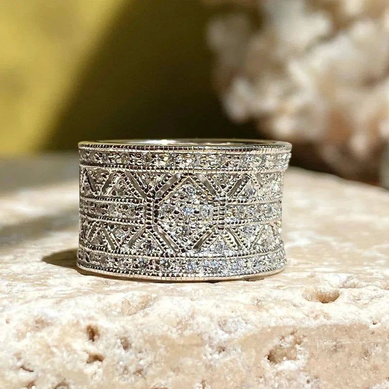 Fashionable Finger Jewelry Ring For Women Luxurious Engagement Ring