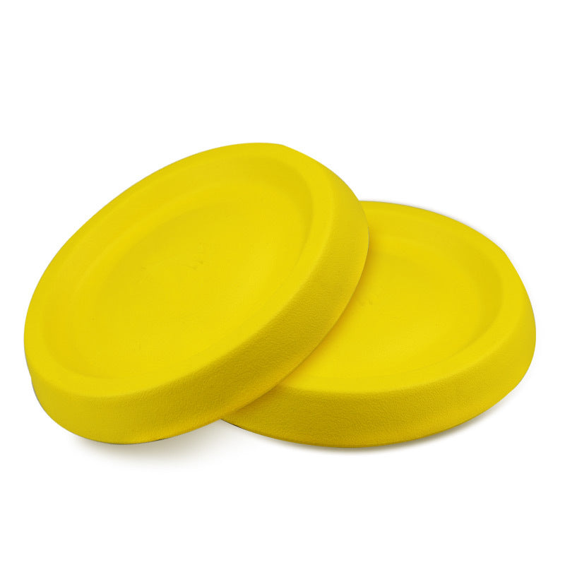 Haustierhunde, die mit Plastikspielzeug werfen