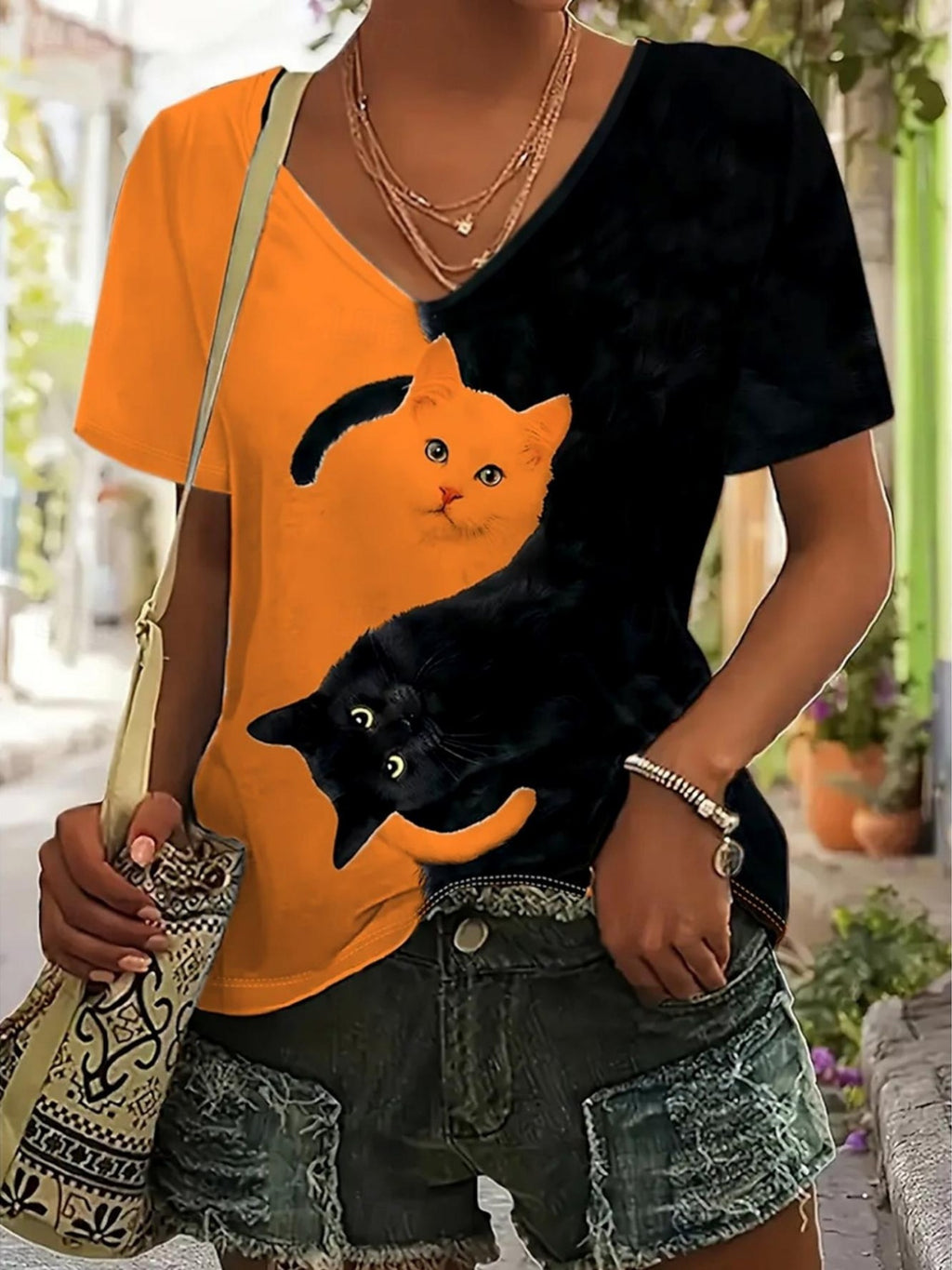 European And American V-neck Short-sleeve T-shirt With A Digital Print Of Small Animals