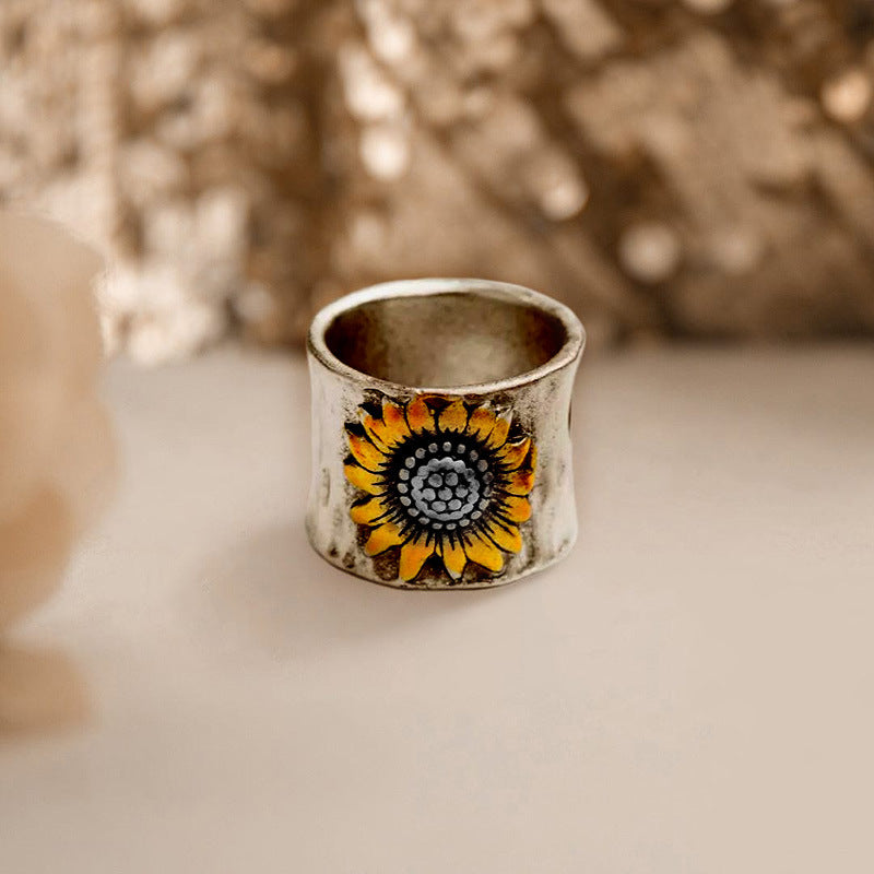 Retro Wide Band Sunflower-patterned Creative Ring