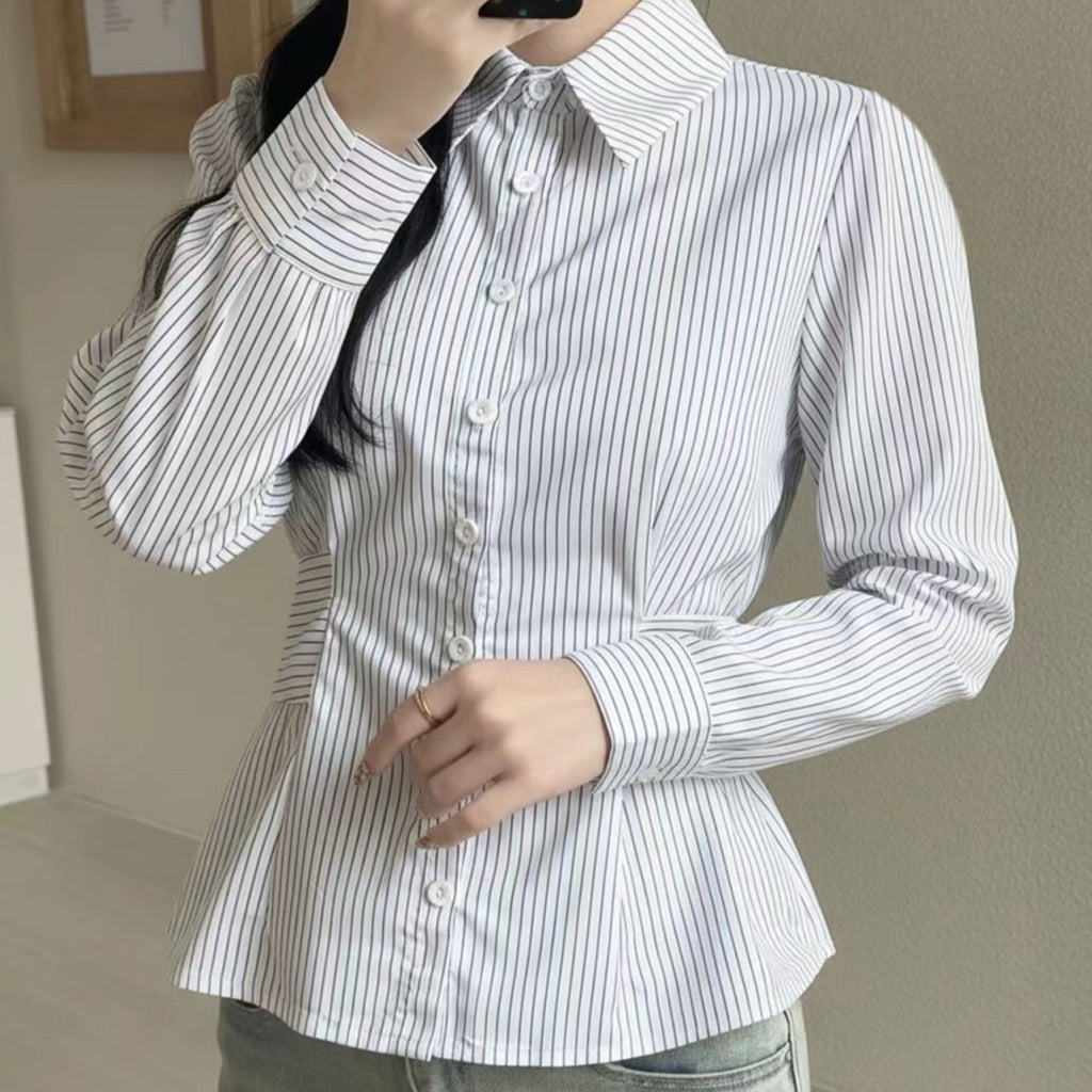 Camisa a rayas informal para mujer con cintura definida y estilo personalizado