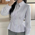Camisa a rayas informal para mujer con cintura definida y estilo personalizado