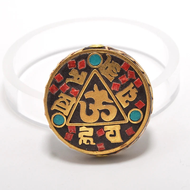 TZA05 Nepal Amuleto tibetano hecho a mano Arcilla colorida Redondo Latón Budismo Cuentas DIY para hacer joyas Pulseras Mantra de seis palabras ॐ OM