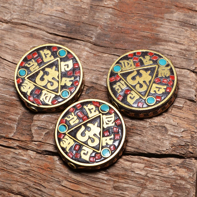 TZA05 Nepal Amuleto tibetano hecho a mano Arcilla colorida Redondo Latón Budismo Cuentas DIY para hacer joyas Pulseras Mantra de seis palabras ॐ OM