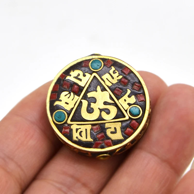 TZA05 Nepal Amuleto tibetano hecho a mano Arcilla colorida Redondo Latón Budismo Cuentas DIY para hacer joyas Pulseras Mantra de seis palabras ॐ OM