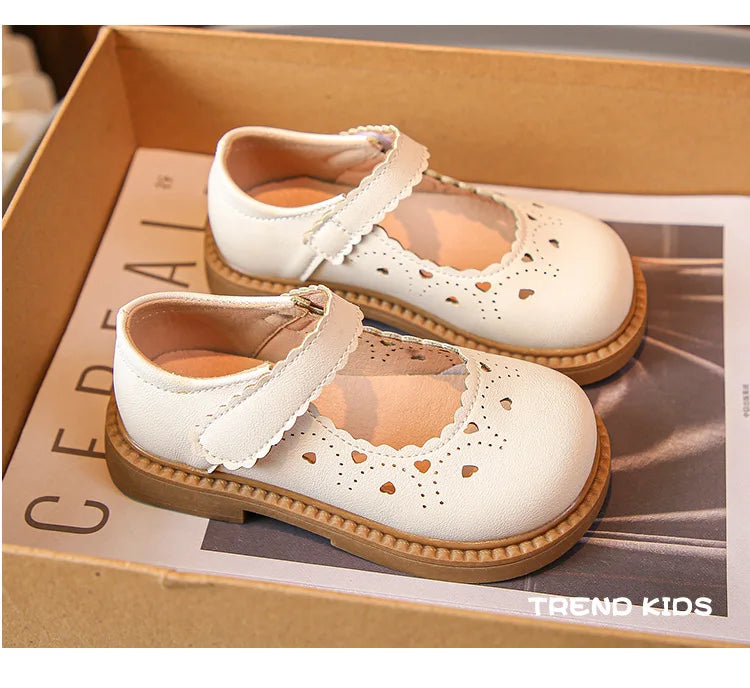 Zapatos de cuero para niña 2025 primavera otoño moda infantil Merceditas con recortes Corazón Princesa Dulces Zapatos de vestir para niños Suaves Elegantes