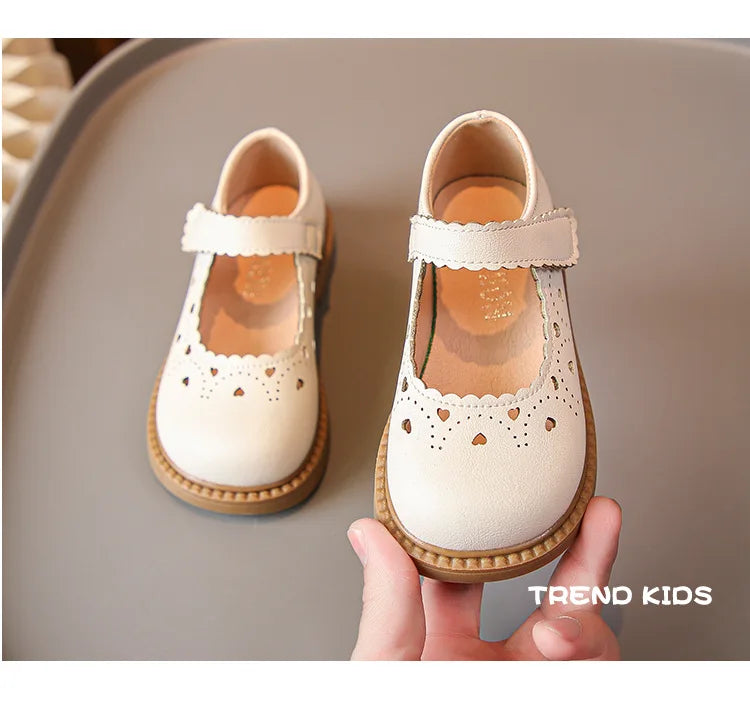 Zapatos de cuero para niña 2025 primavera otoño moda infantil Merceditas con recortes Corazón Princesa Dulces Zapatos de vestir para niños Suaves Elegantes