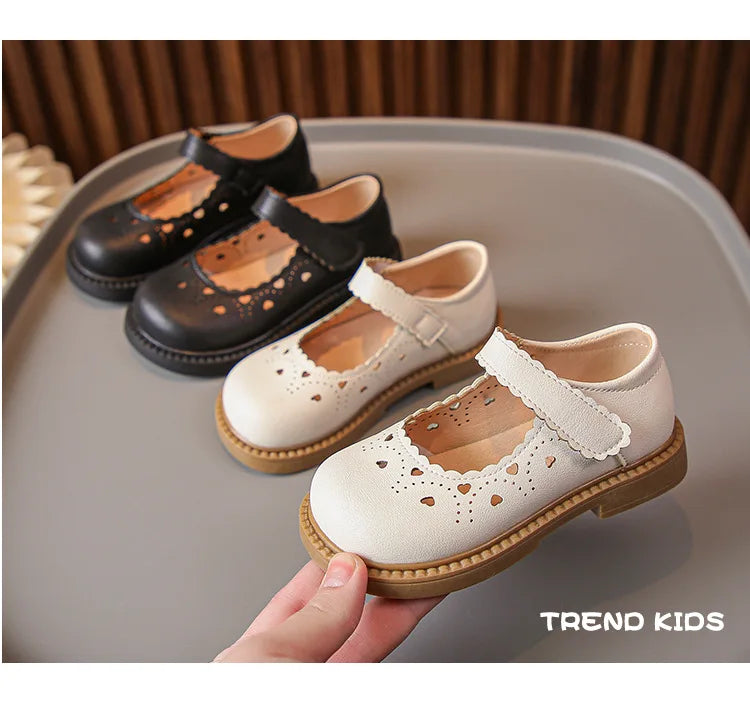 Zapatos de cuero para niña 2025 primavera otoño moda infantil Merceditas con recortes Corazón Princesa Dulces Zapatos de vestir para niños Suaves Elegantes