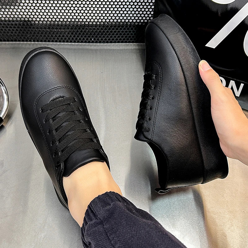 Zapatillas de hombre de moda con suela gruesa, negras y blancas, de cuero suave, zapatos informales de plataforma, zapatos deportivos para caminar, zapatos de trabajo ligeros