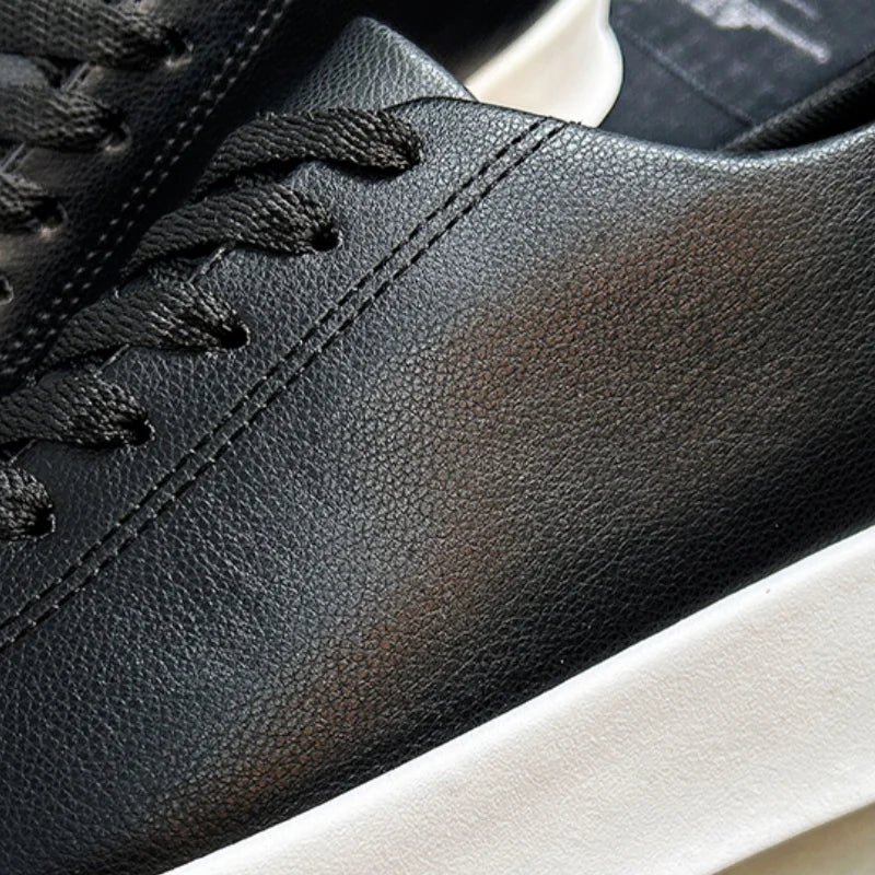 Zapatillas de hombre de moda con suela gruesa, negras y blancas, de cuero suave, zapatos informales de plataforma, zapatos deportivos para caminar, zapatos de trabajo ligeros