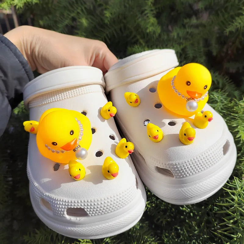 Neues Komplettset heißer Verkauf DIY Lochschuh-Anhänger für kleine gelbe Enten-Anhänger Designer-Qualität Gartenschuh-Dekoration Mädchengeschenk