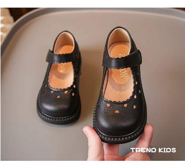 Zapatos de cuero para niña 2025 primavera otoño moda infantil Merceditas con recortes Corazón Princesa Dulces Zapatos de vestir para niños Suaves Elegantes