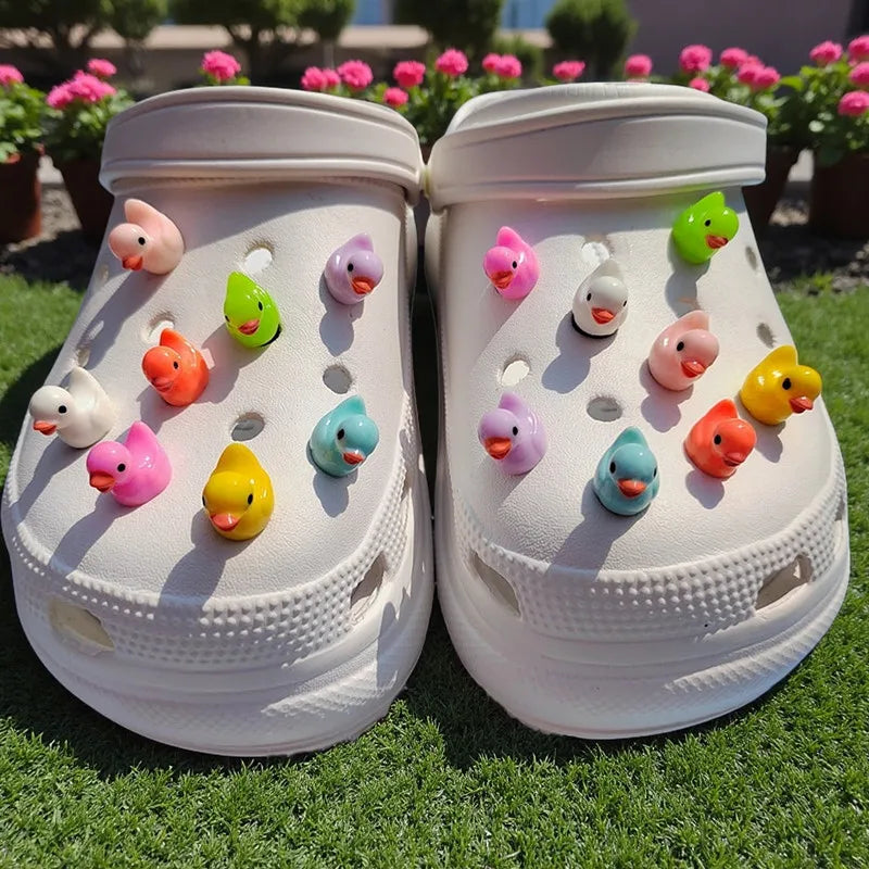 Neues Komplettset heißer Verkauf DIY Lochschuh-Anhänger für kleine gelbe Enten-Anhänger Designer-Qualität Gartenschuh-Dekoration Mädchengeschenk