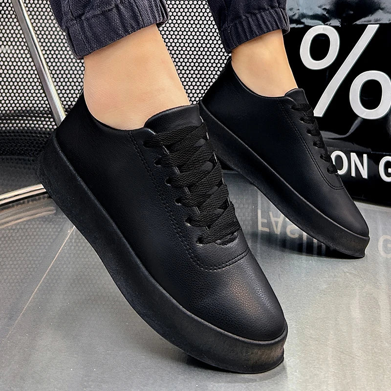 Zapatillas de hombre de moda con suela gruesa, negras y blancas, de cuero suave, zapatos informales de plataforma, zapatos deportivos para caminar, zapatos de trabajo ligeros