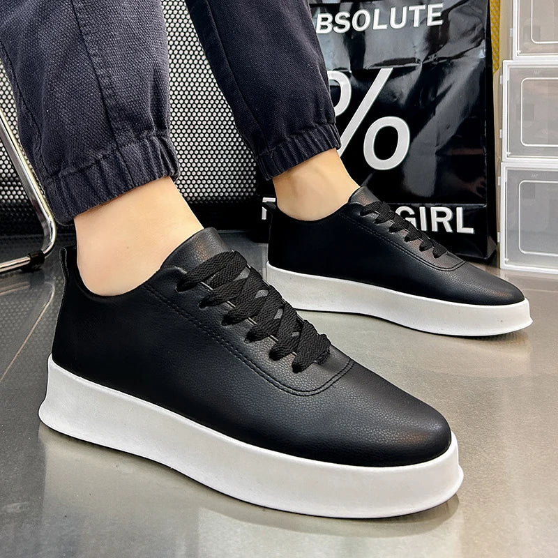 Zapatillas de hombre de moda con suela gruesa, negras y blancas, de cuero suave, zapatos informales de plataforma, zapatos deportivos para caminar, zapatos de trabajo ligeros