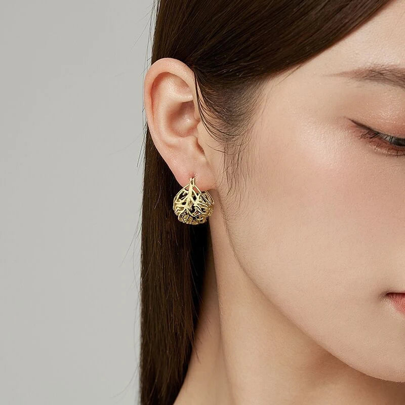 Gold Color Hollowed Hoop Earrings for Women Newly Designed Temperament Girl Fashion Dainty Ear Jewelry Wedding Party Accessories