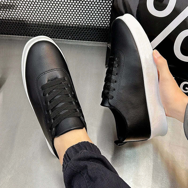 Zapatillas de hombre de moda con suela gruesa, negras y blancas, de cuero suave, zapatos informales de plataforma, zapatos deportivos para caminar, zapatos de trabajo ligeros