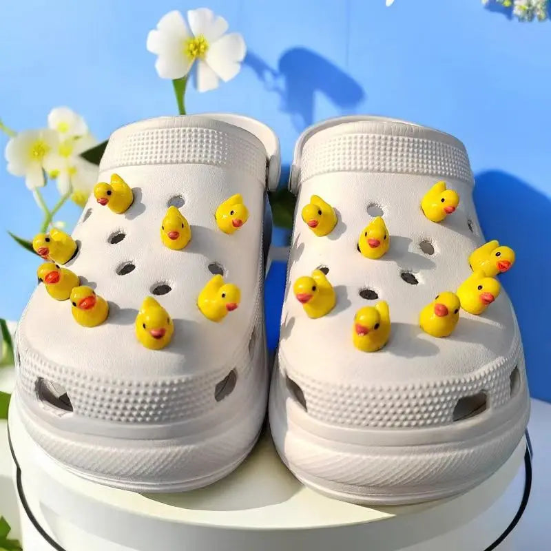 Neues Komplettset heißer Verkauf DIY Lochschuh-Anhänger für kleine gelbe Enten-Anhänger Designer-Qualität Gartenschuh-Dekoration Mädchengeschenk