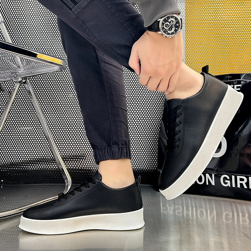 Zapatillas de hombre de moda con suela gruesa, negras y blancas, de cuero suave, zapatos informales de plataforma, zapatos deportivos para caminar, zapatos de trabajo ligeros