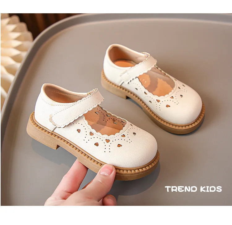 Zapatos de cuero para niña 2025 primavera otoño moda infantil Merceditas con recortes Corazón Princesa Dulces Zapatos de vestir para niños Suaves Elegantes