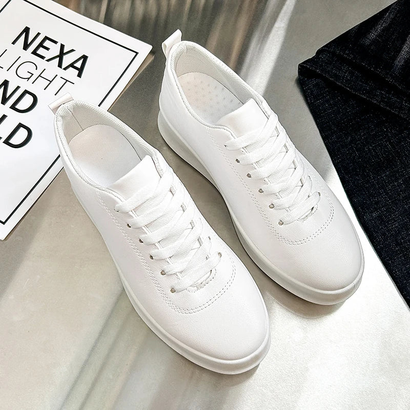 Zapatillas de hombre de moda con suela gruesa, negras y blancas, de cuero suave, zapatos informales de plataforma, zapatos deportivos para caminar, zapatos de trabajo ligeros