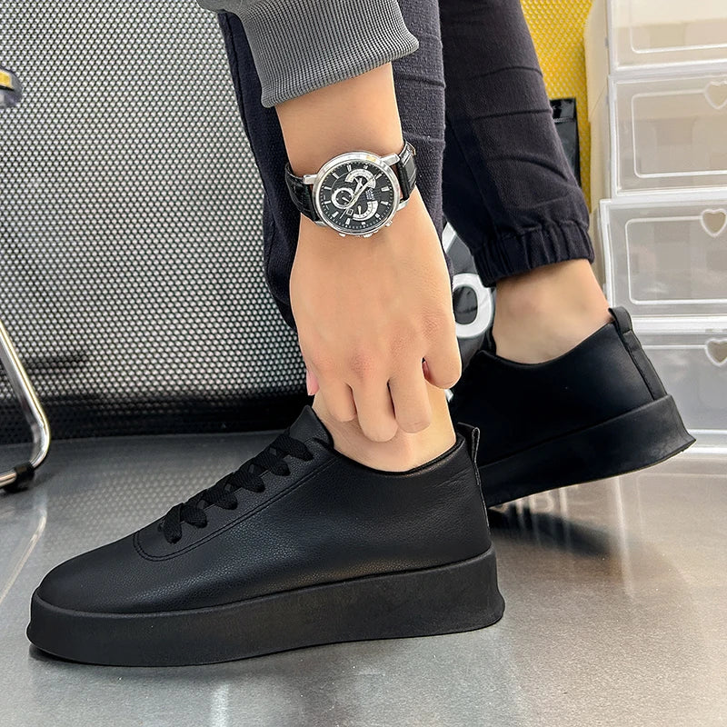 Zapatillas de hombre de moda con suela gruesa, negras y blancas, de cuero suave, zapatos informales de plataforma, zapatos deportivos para caminar, zapatos de trabajo ligeros