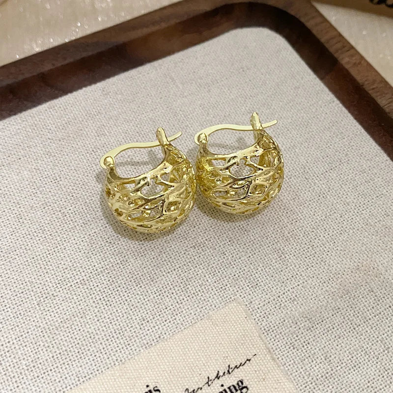 Gold Color Hollowed Hoop Earrings for Women Newly Designed Temperament Girl Fashion Dainty Ear Jewelry Wedding Party Accessories