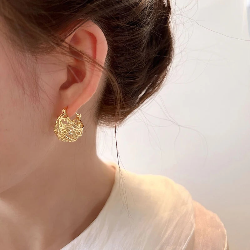 Gold Color Hollowed Hoop Earrings for Women Newly Designed Temperament Girl Fashion Dainty Ear Jewelry Wedding Party Accessories