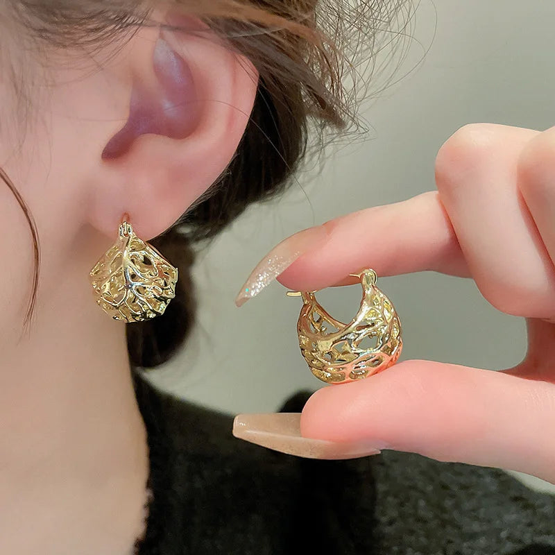 Gold Color Hollowed Hoop Earrings for Women Newly Designed Temperament Girl Fashion Dainty Ear Jewelry Wedding Party Accessories