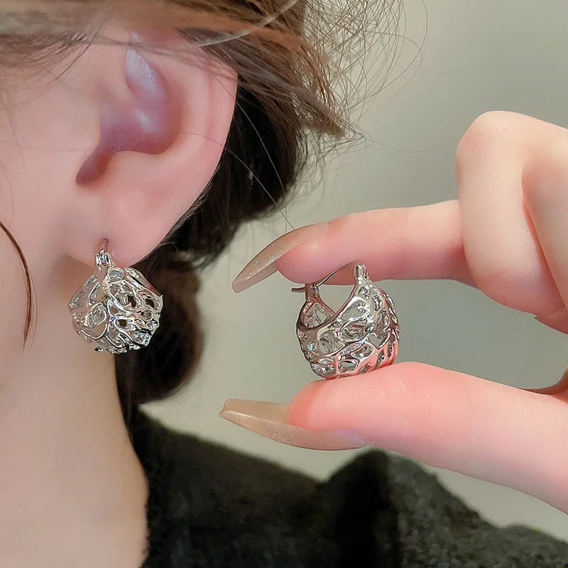 Gold Color Hollowed Hoop Earrings for Women Newly Designed Temperament Girl Fashion Dainty Ear Jewelry Wedding Party Accessories