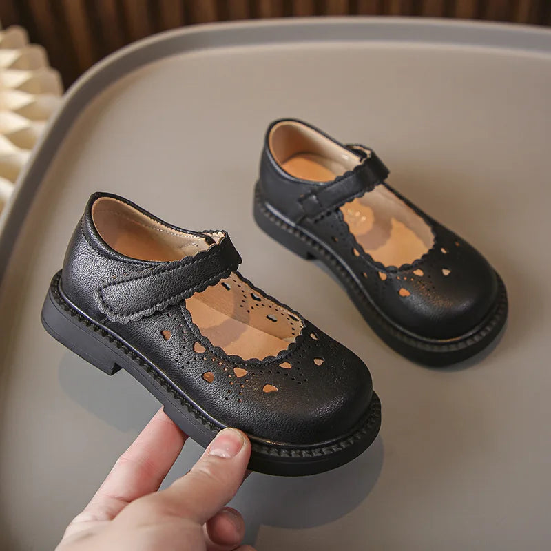 Zapatos de cuero para niña 2025 primavera otoño moda infantil Merceditas con recortes Corazón Princesa Dulces Zapatos de vestir para niños Suaves Elegantes