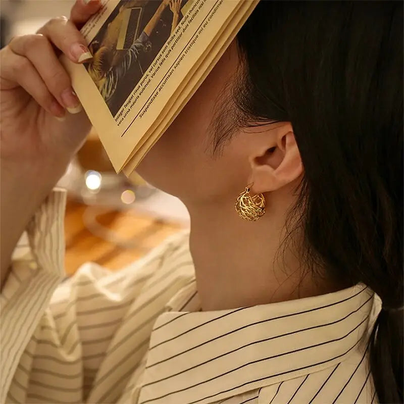 Gold Color Hollowed Hoop Earrings for Women Newly Designed Temperament Girl Fashion Dainty Ear Jewelry Wedding Party Accessories