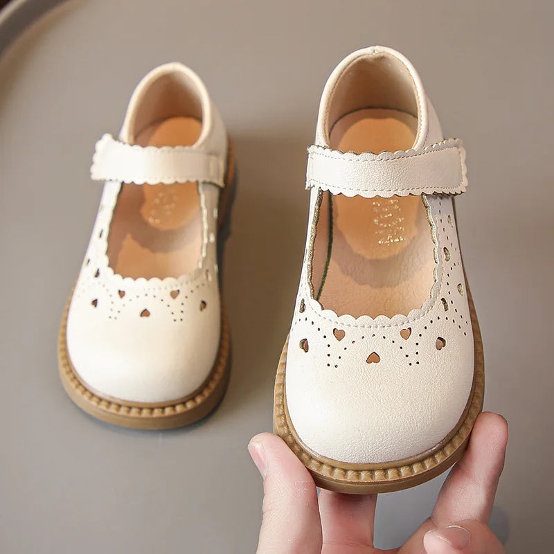 Zapatos de cuero para niña 2025 primavera otoño moda infantil Merceditas con recortes Corazón Princesa Dulces Zapatos de vestir para niños Suaves Elegantes