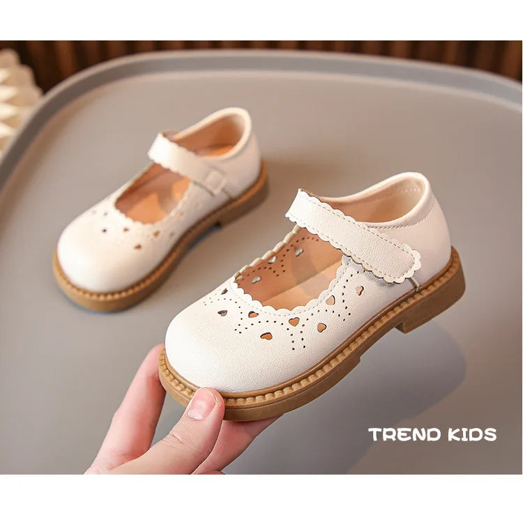Zapatos de cuero para niña 2025 primavera otoño moda infantil Merceditas con recortes Corazón Princesa Dulces Zapatos de vestir para niños Suaves Elegantes