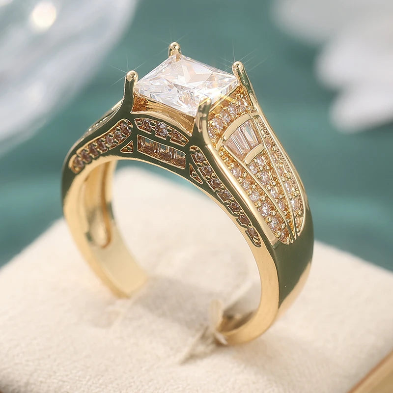 Fashion Classic Design Golden Plated Finger Ring Women's Luxury Sparkling Synthetic Zirconia Engagement Ceremony Jewelry Crafts