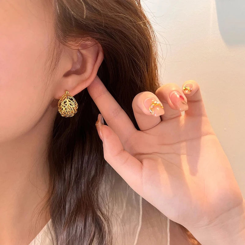 Gold Color Hollowed Hoop Earrings for Women Newly Designed Temperament Girl Fashion Dainty Ear Jewelry Wedding Party Accessories