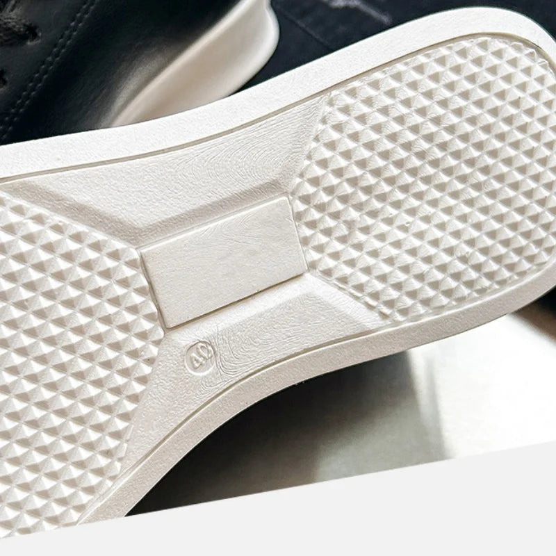 Zapatillas de hombre de moda con suela gruesa, negras y blancas, de cuero suave, zapatos informales de plataforma, zapatos deportivos para caminar, zapatos de trabajo ligeros