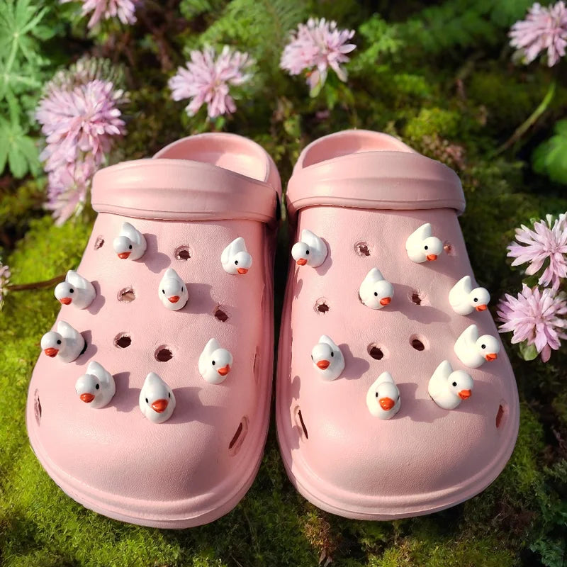 Neues Komplettset heißer Verkauf DIY Lochschuh-Anhänger für kleine gelbe Enten-Anhänger Designer-Qualität Gartenschuh-Dekoration Mädchengeschenk