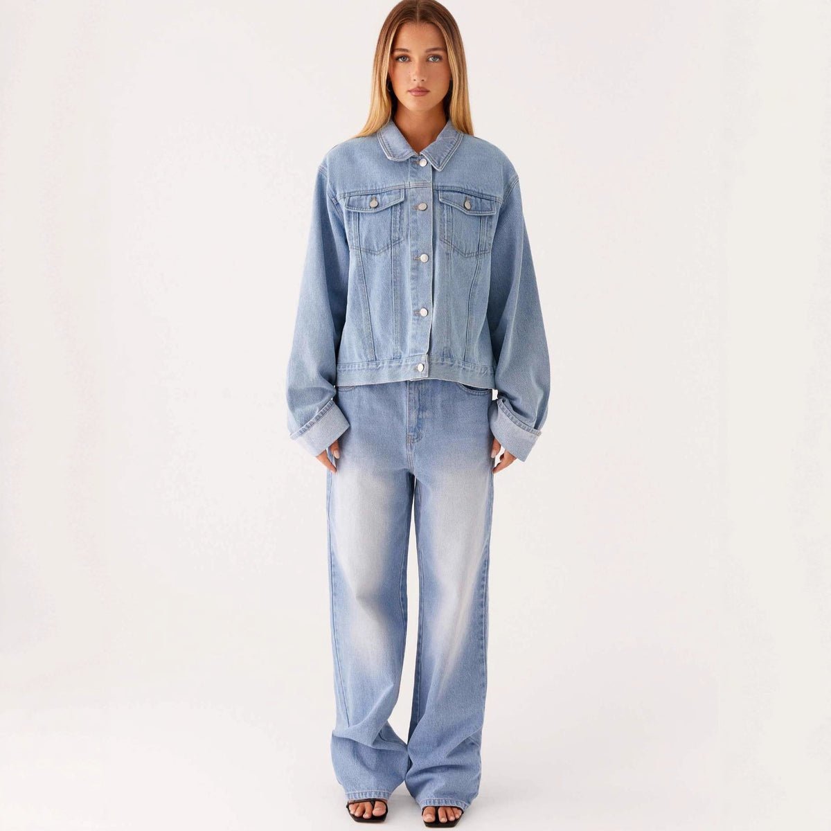 Casual Denim Jacket With A Turn-Down Collar And Long Sleeves