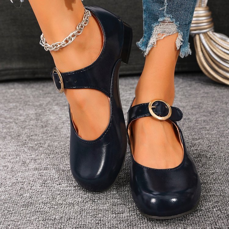 Zapatos de charol de punta redonda, escotados y de tacón bajo